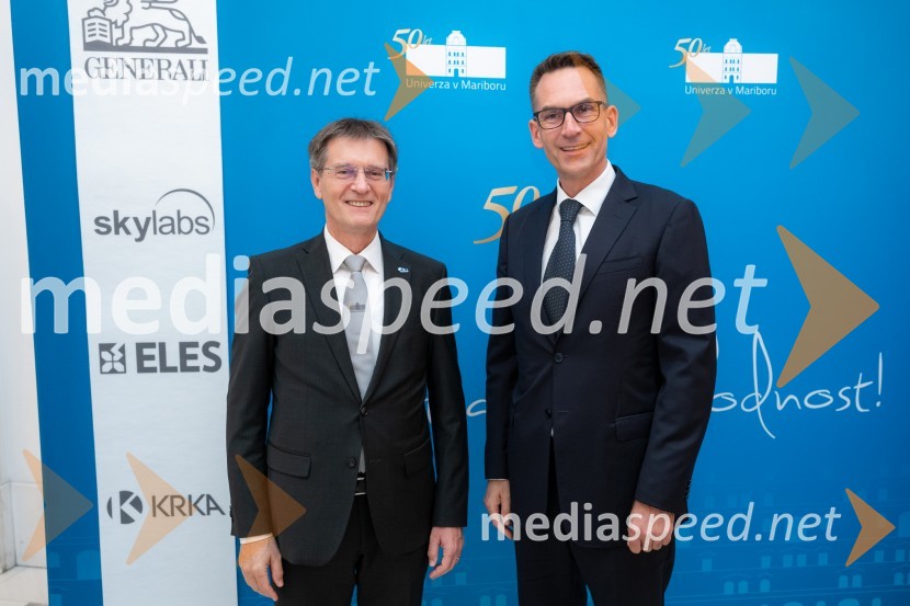 prof. dr. Zdravko Kačič, pomočnik rektorja Univerze v Mariboru;  Gregor Makuc, direktor Korporativnih zadev in član uprave, Lek d.d.Univerza v Mariboru odlikovana z redom za zasluge