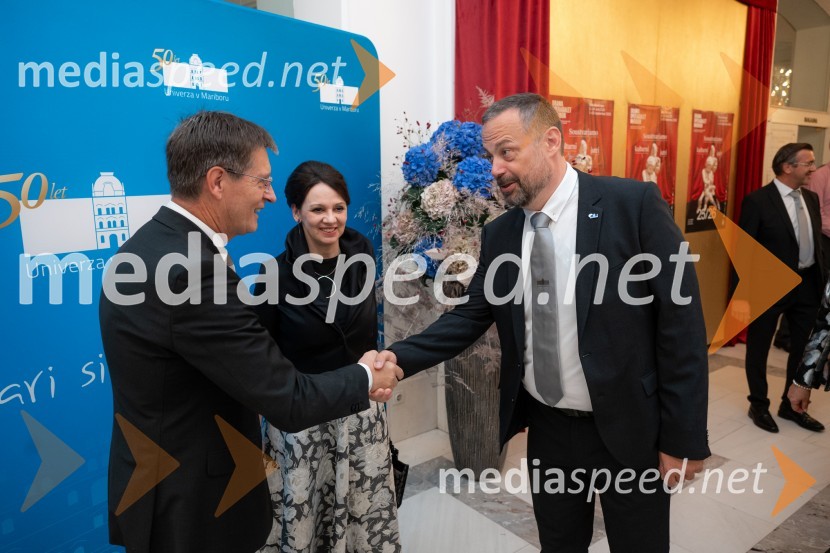 prof. dr. Zdravko Kačič, pomočnik rektorja Univerze v Mariboru;  ... ;  Tomaž Keresteš, dekan, Pravna fakulteta MariborUniverza v Mariboru odlikovana z redom za zasluge
