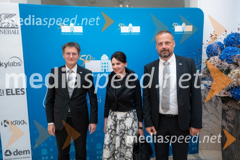 prof. dr. Zdravko Kačič, pomočnik rektorja Univerze v Mariboru;  ... ;  Tomaž Keresteš, dekan, Pravna fakulteta MariborUniverza v Mariboru odlikovana z redom za zasluge
