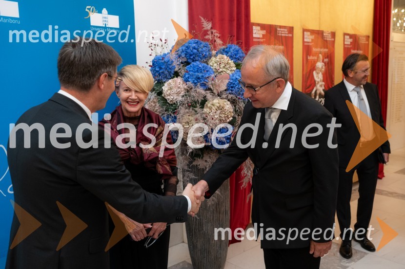 prof. dr. Zdravko Kačič, pomočnik rektorja Univerze v Mariboru; dr. Mateja Matjašič Friš;  ... Univerza v Mariboru odlikovana z redom za zasluge