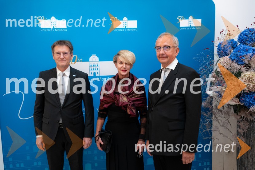 prof. dr. Zdravko Kačič, pomočnik rektorja Univerze v Mariboru; dr. Mateja Matjašič Friš;  ... Univerza v Mariboru odlikovana z redom za zasluge