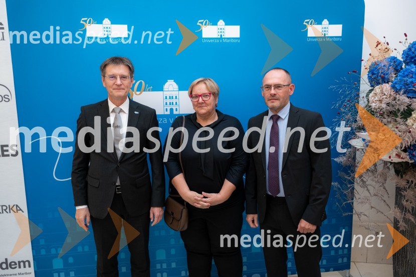 prof. dr. Zdravko Kačič, pomočnik rektorja Univerze v Mariboru;  ... ;  ... Univerza v Mariboru odlikovana z redom za zasluge