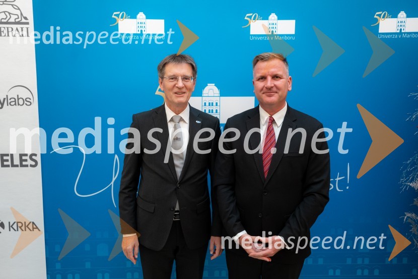 prof. dr. Zdravko Kačič, pomočnik rektorja Univerze v Mariboru; dr. Simon Rečnik, direktor Trdnih izdelkov in član uprave Leka d.d.Univerza v Mariboru odlikovana z redom za zasluge
