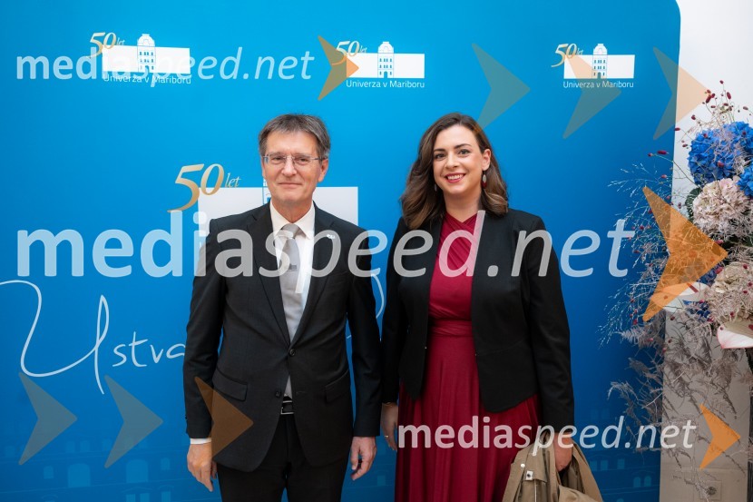 prof. dr. Zdravko Kačič, pomočnik rektorja Univerze v Mariboru;  Nomi  Hrast , prorektorica za študentska vprašanja Univerze v MariboruUniverza v Mariboru odlikovana z redom za zasluge