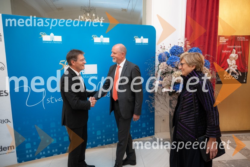prof. dr. Zdravko Kačič, pomočnik rektorja Univerze v Mariboru; prof. dr. Gregor Majdič, rektor Univerze v LjubljaniUniverza v Mariboru odlikovana z redom za zasluge