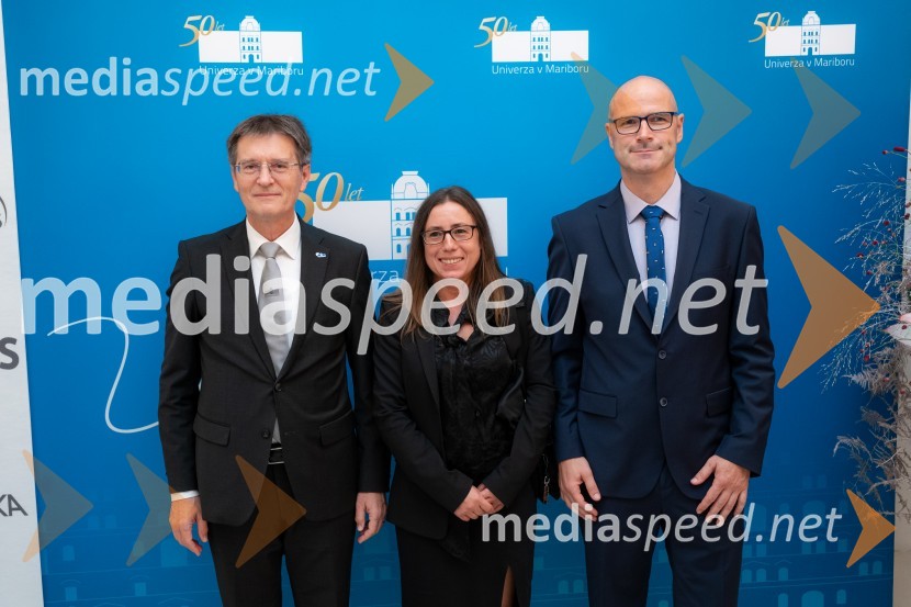 prof. dr. Zdravko Kačič, pomočnik rektorja Univerze v Mariboru;  ... ;  ... Univerza v Mariboru odlikovana z redom za zasluge