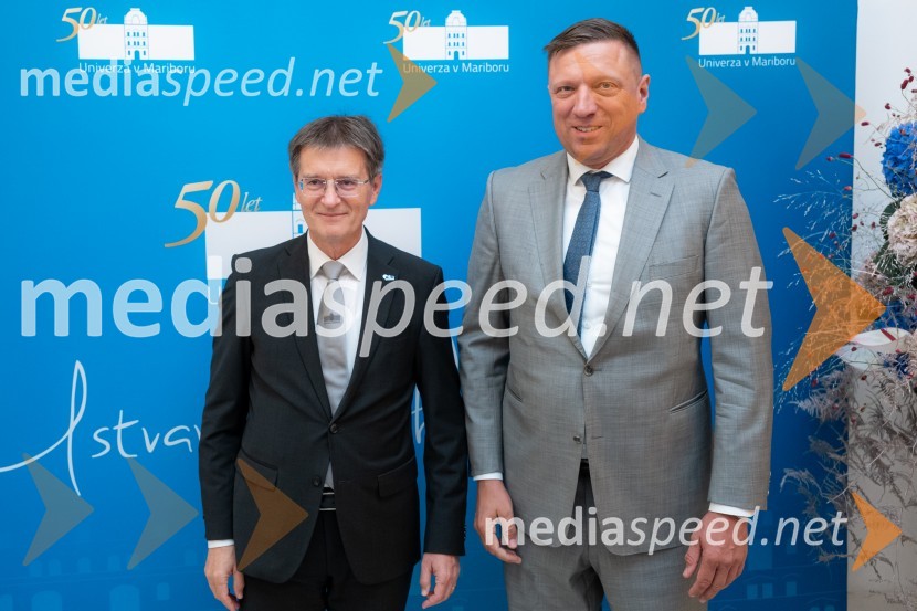 prof. dr. Zdravko Kačič, pomočnik rektorja Univerze v Mariboru; mag. Andrej Rajh, državni sekretar, Ministrstvo za infrastrukturoUniverza v Mariboru odlikovana z redom za zasluge