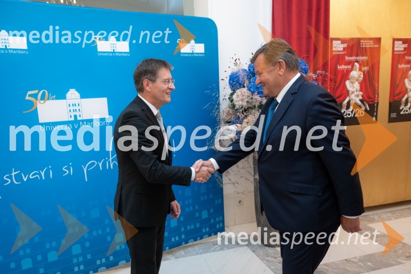 prof. dr. Zdravko Kačič, pomočnik rektorja Univerze v Mariboru; dr. Aleksander Jevšek, minister za kohezijo in regionalni razvojUniverza v Mariboru odlikovana z redom za zasluge