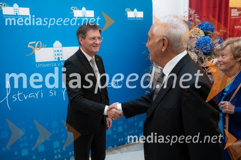 prof. dr. Zdravko Kačič, pomočnik rektorja Univerze v Mariboru;  Rudolf Moge, nekdanji politikUniverza v Mariboru odlikovana z redom za zasluge
