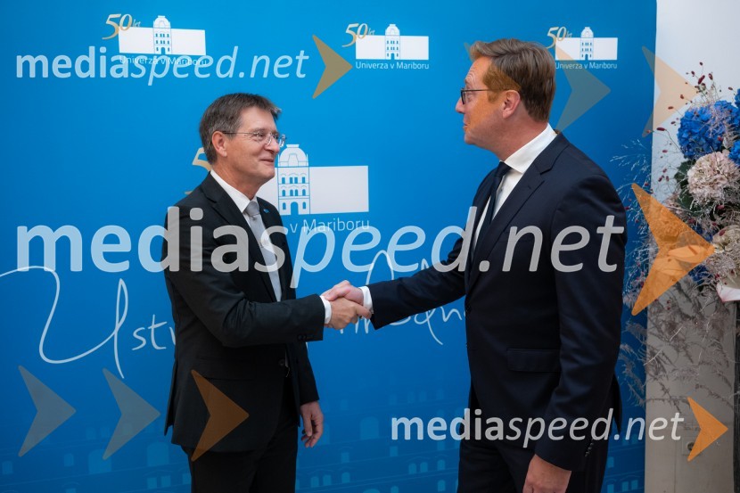 prof. dr. Zdravko Kačič, pomočnik rektorja Univerze v Mariboru;  Vladimir Prebilič, Evropski parlamentUniverza v Mariboru odlikovana z redom za zasluge