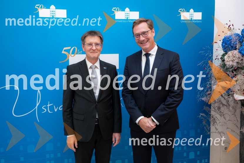 prof. dr. Zdravko Kačič, pomočnik rektorja Univerze v Mariboru;  Vladimir Prebilič, Evropski parlamentUniverza v Mariboru odlikovana z redom za zasluge