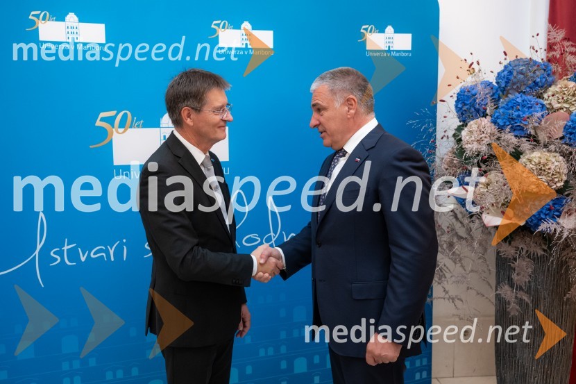 prof. dr. Zdravko Kačič, pomočnik rektorja Univerze v Mariboru;  Marko Lotrič, predsednik, Državni svetUniverza v Mariboru odlikovana z redom za zasluge