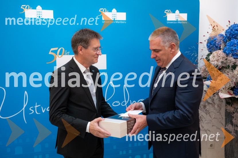 prof. dr. Zdravko Kačič, pomočnik rektorja Univerze v Mariboru;  Marko Lotrič, predsednik, Državni svetUniverza v Mariboru odlikovana z redom za zasluge