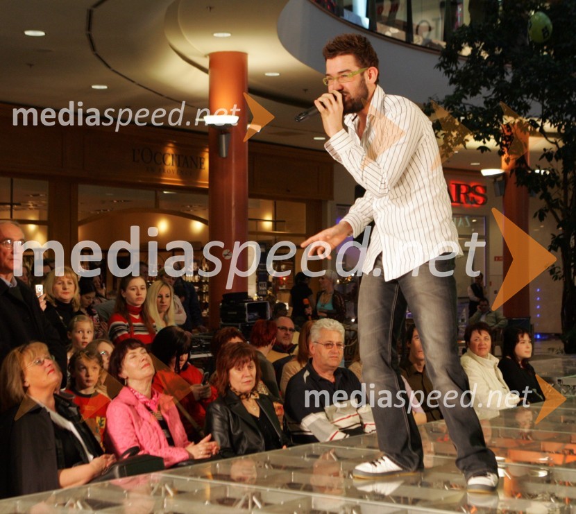 Anžej Dežan, pevecModna revija, Europark Maribor