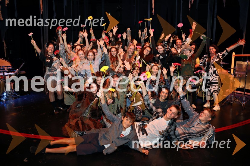 Mladi ustvarjalci uprizoritve Lisičja lunaLisičja luna, premiera mladinske opere v Cankarjevem domu