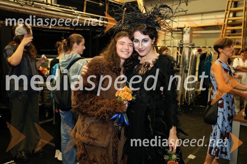  Nika Sotlar, igralka;  Mojka Končar, igralkaLisičja luna, premiera mladinske opere v Cankarjevem domu