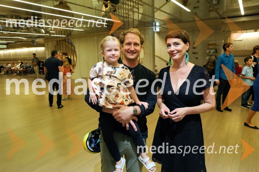  ... ;  ... ;  Maša Ogrizek, pisateljica, avtorica knjige Lisičja lunaLisičja luna, premiera mladinske opere v Cankarjevem domu