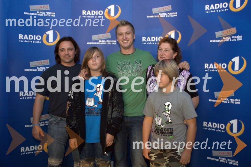 Denis Avdič, moderator Radia 1, z nagrajeno družinoV višave, premiera risanega filma