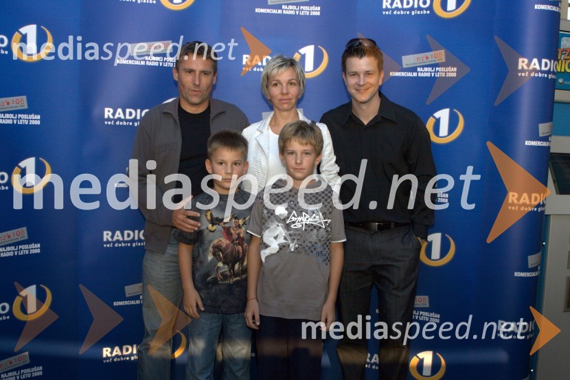 Boštjan Romih, TV ter radijski voditelj, z nagrajeno družinoV višave, premiera risanega filma