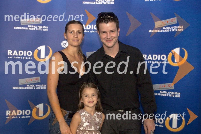 Boštjan Romih, TV ter radijski voditelj, soproga Lara in hčerka RosaV višave, premiera risanega filma