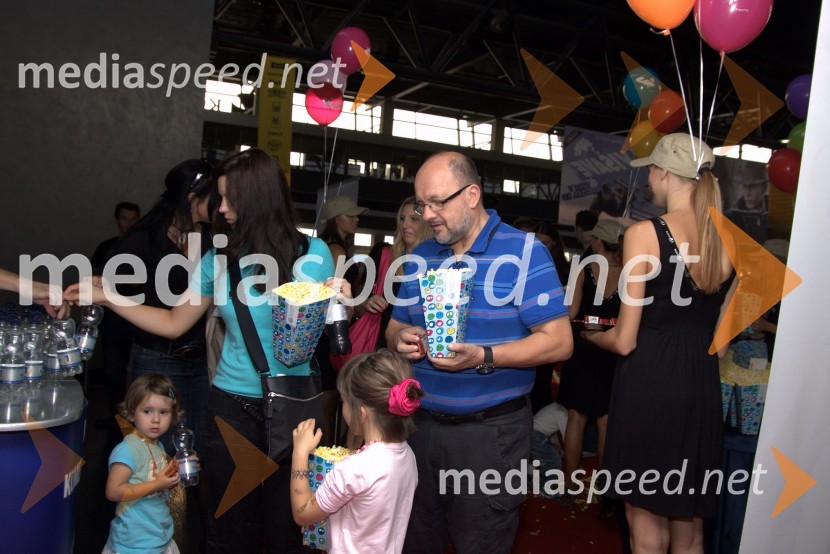 Zmago Jelinčič Plemeniti, poslanec SNS, žena Monika ter hčerki Aleksandra Tisa in Aleksija IrisV višave, premiera risanega filma