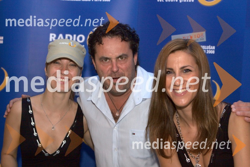 Jernej Kuntner, igralec, s hostesamiV višave, premiera risanega filma