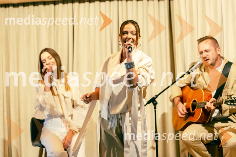  ... ;  Nina Pušlar, pevka;  ... Predstavitev nove serije Nemirna kri