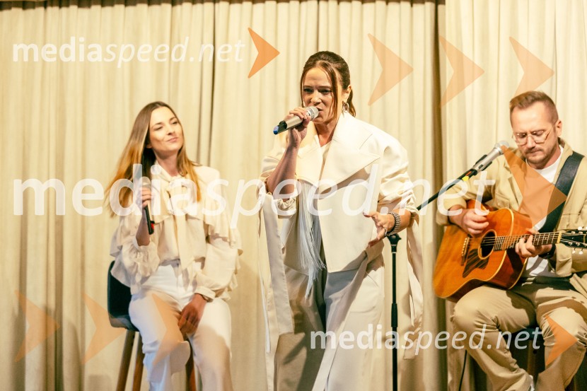  ... ;  ... ;  Giacomo Ricciotti, Italian Trade AgencyPredstavitev nove serije Nemirna kri