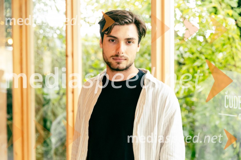  Svit Stefanija, igralecPredstavitev nove serije Nemirna kri