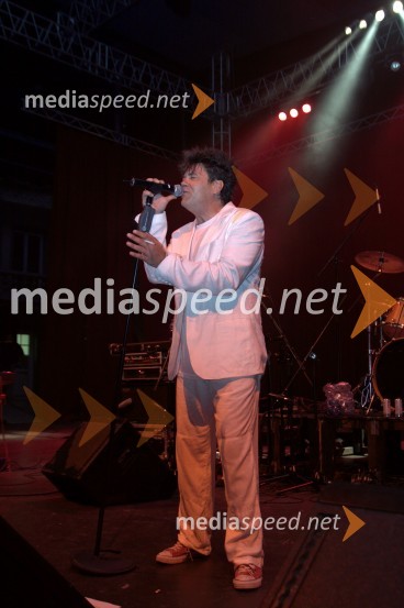 Dražen Žerić Žera, pevec skupine Crvena jabukaCrvena jabuka, koncert v Križankah