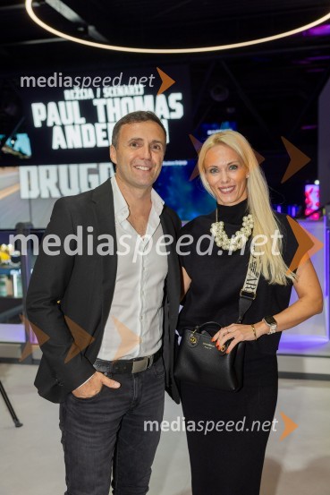  Ranko Babić, stand up komik;  Pia Pustovrh, voditeljicaBoštjan Romih prvič s svojo Pasjo komedijo, premiera