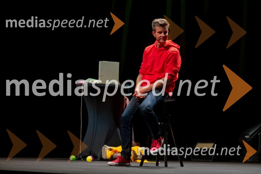  Robert Pešut - Magnifico, glasbenikBoštjan Romih prvič s svojo Pasjo komedijo, premiera