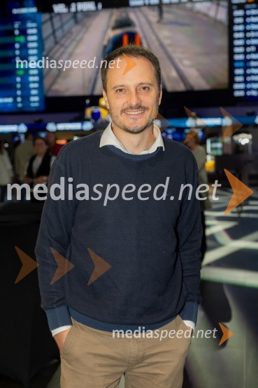  Blaž Švab, pevec, skupina Modrijani, voditeljBoštjan Romih prvič s svojo Pasjo komedijo, premiera