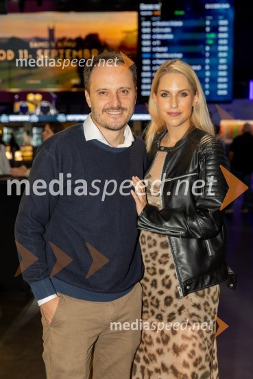  Blaž Švab, pevec, skupina Modrijani, voditelj;  Lara Medved, Planet tvBoštjan Romih prvič s svojo Pasjo komedijo, premiera