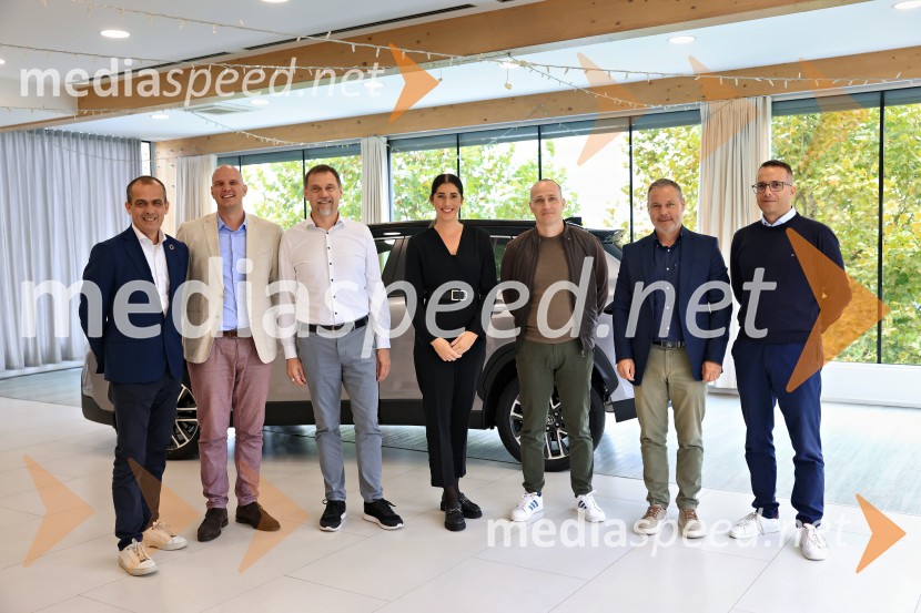  Gregor  Mauko, direktor, Toyota Adria Slovenija;  Anže Lemež, produktni specialist;  ... ;  Nina Knap Cerar, PR specialistka, Toyota Adria Slovenija;  Dejan  Korošec, Specialist za poprodajo;  Mitja Bulc, direktor prodaje, Toyota Slovenija;  Matjaž Mežek, vodja oddelka za kakovostToyota Corolla Cross, slovenska predstavitev