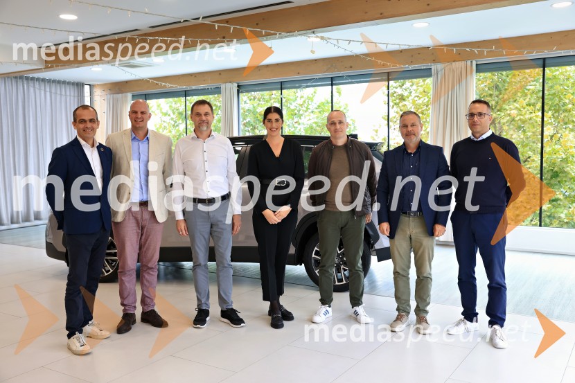  Gregor  Mauko, direktor, Toyota Slovenija;  Anže Lemež;  ... ;  Nina Knap Cerar, PR specialistka, Toyota Adria Slovenija;  ... ;  ... ;  ... Toyota Corolla Cross, slovenska predstavitev