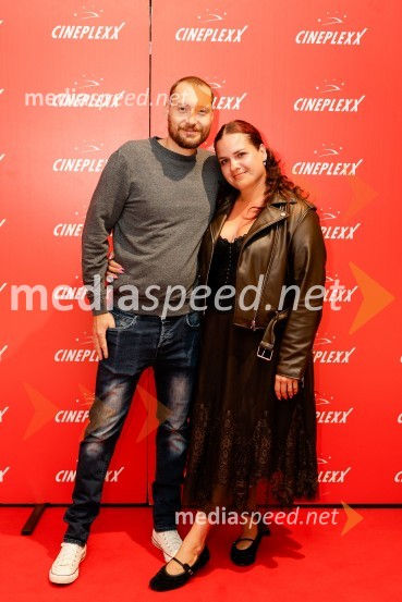  ... ;  Tara RiharEna bitka za drugo, premiera filma