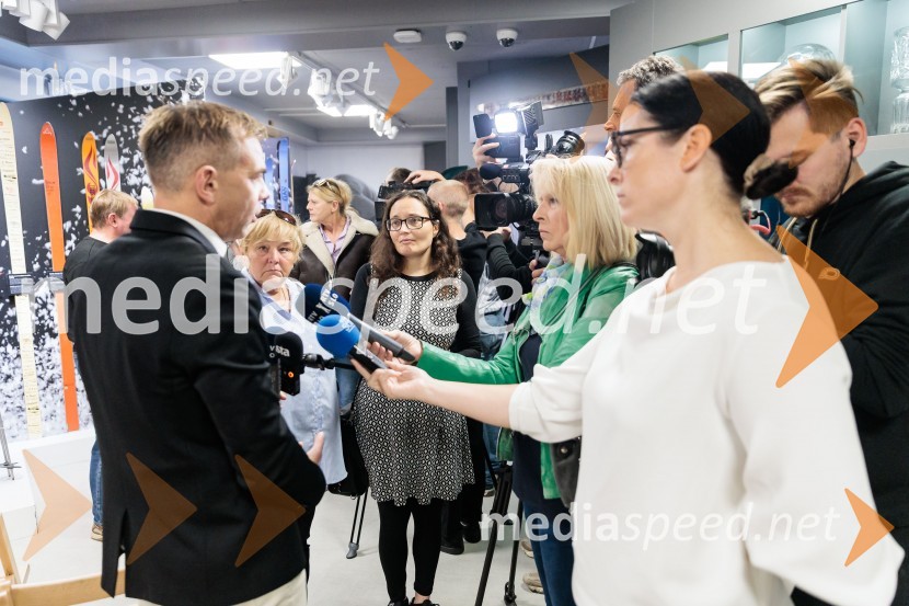  Leon Korošec, Direktor zimsko-športne divizije, Podpredsednik skupine ElanIngemar Stenmark in Bojan Križaj ob 80 letnici Elana