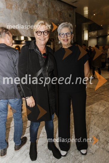  Neda R. Bric, umetniška svetovalka Go! 2025 in nekdanja direktorica SNG Nova Gorica;  Mirjam Drnovšček, direktorica, SNG Nova GoricaUsje se je dalu, premiera SNG Nova Gorica