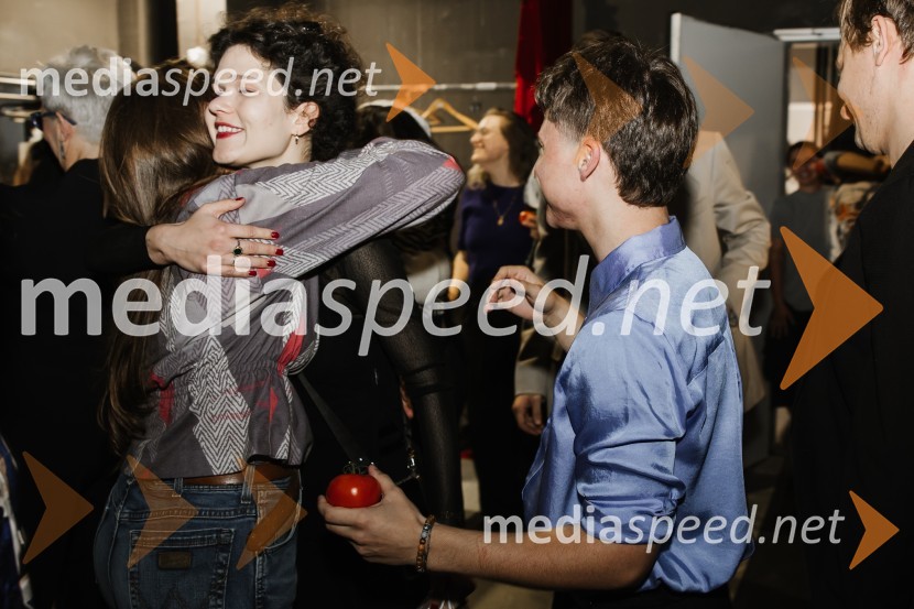  Tajda Lipicer, dramaturginja in kritičarka;  ... Usje se je dalu, premiera SNG Nova Gorica