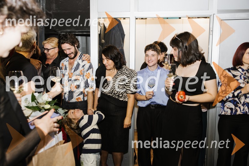 dr. Jerneja Jug Jerše, vodja Predstavništva Evropske komisije v Sloveniji;  ... ;  Nina Jakovljević, direktorica, DROM agency;  ... Usje se je dalu, premiera SNG Nova Gorica