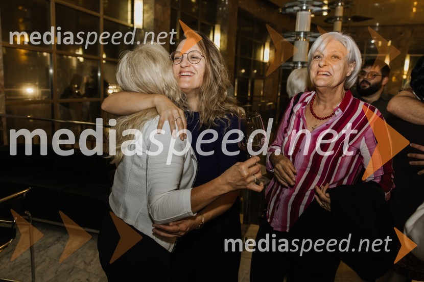  Tereza  Gregorič, dramaturginja in režiserka;  Carmen Leban, novinarkaUsje se je dalu, premiera SNG Nova Gorica