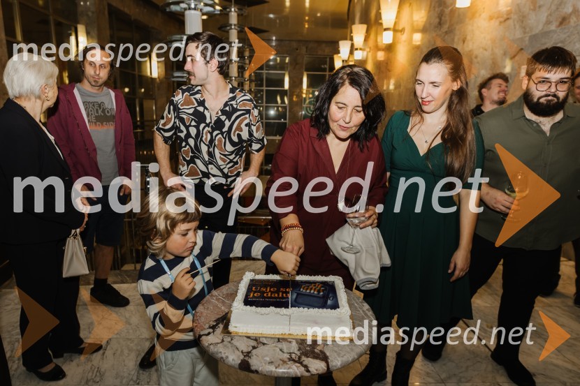  ... ;  Marjuta  Slamič, igralka;  Patrizia  Jurinčič Finžgar, igralkaUsje se je dalu, premiera SNG Nova Gorica