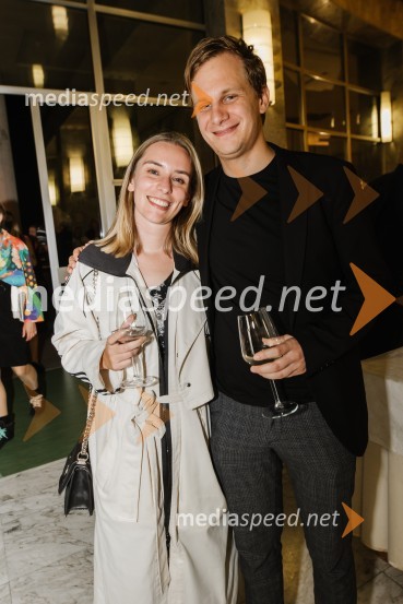  Ula Talija Pollak, dramaturginja;  Jure Srdinšek, režiserUsje se je dalu, premiera SNG Nova Gorica