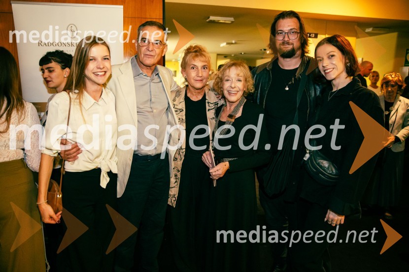  Ana  Samobor;   Igor  Samobor, igralec;  Barbara Hieng Samobor, direktorica in umetniška vodja MGL;  Violeta Tomić, igralka, bivša poslanka DZ;  Filip Samobor, igralec;  ... Premiera drame Osvajalec in podelitev Dnevnikove nagrade Jani Zupančič