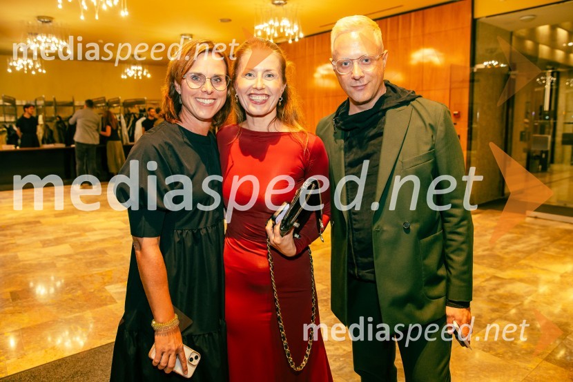  Petra Hrastar, MGL;  Aleksandra  Balmazović, igralka;  ... Premiera drame Osvajalec in podelitev Dnevnikove nagrade Jani Zupančič