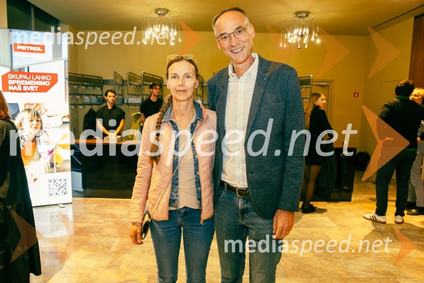  Mojca Salkič;  Aleksander Salkič, Pošta SlovenijePremiera drame Osvajalec in podelitev Dnevnikove nagrade Jani Zupančič