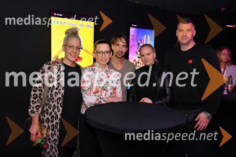  Mateja Naberšnik, maskerka;  Ksenija Arzenšek, pomočnica direktorja MARIBOX;  Aljaž Adamović;  Duška  Žolger, Pepermint PR;  ... ;  ... Smashing Machine, ekskluzivna premiera v Mariboxu