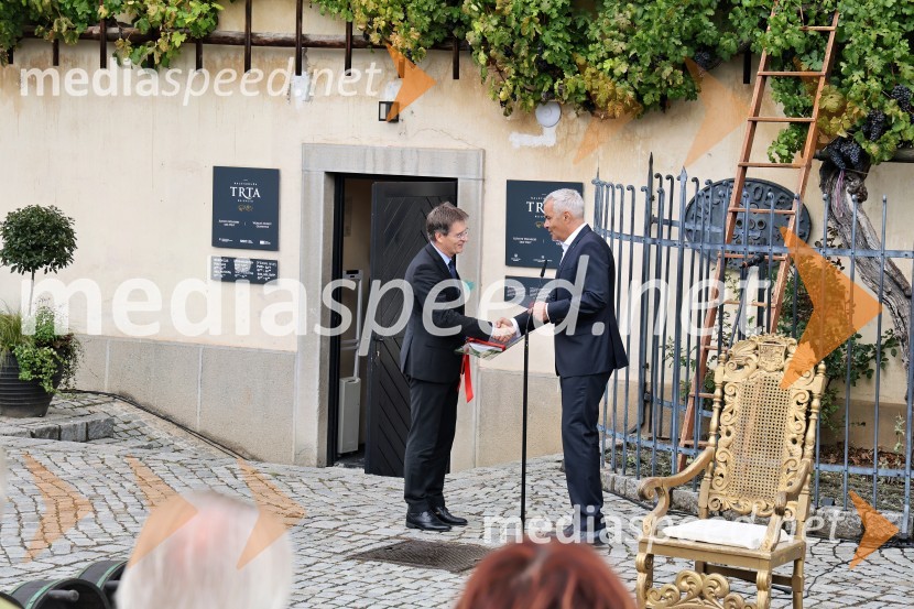 prof. dr. Zdravko Kačič, rektor Univerze v Mariboru;  Aleksander Saša Arsenovič, župan, Mestna občina MariborSvečana trgatev najstarejše trte 2025 in razglasitev vinske kraljice