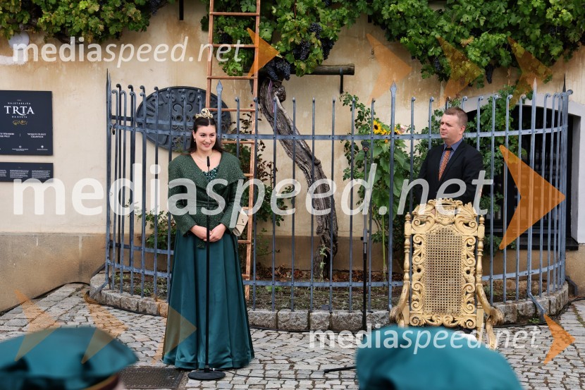  Nina  Polanec, 28. Vinska kraljica Slovenije 2025;  Robert Levstek, koordinator, občina DuplekSvečana trgatev najstarejše trte 2025 in razglasitev vinske kraljice